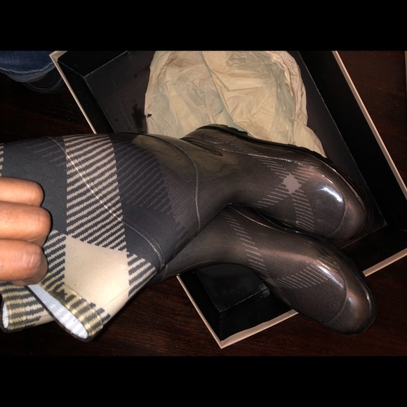 Burberry rain boots - Picture 2 of 8